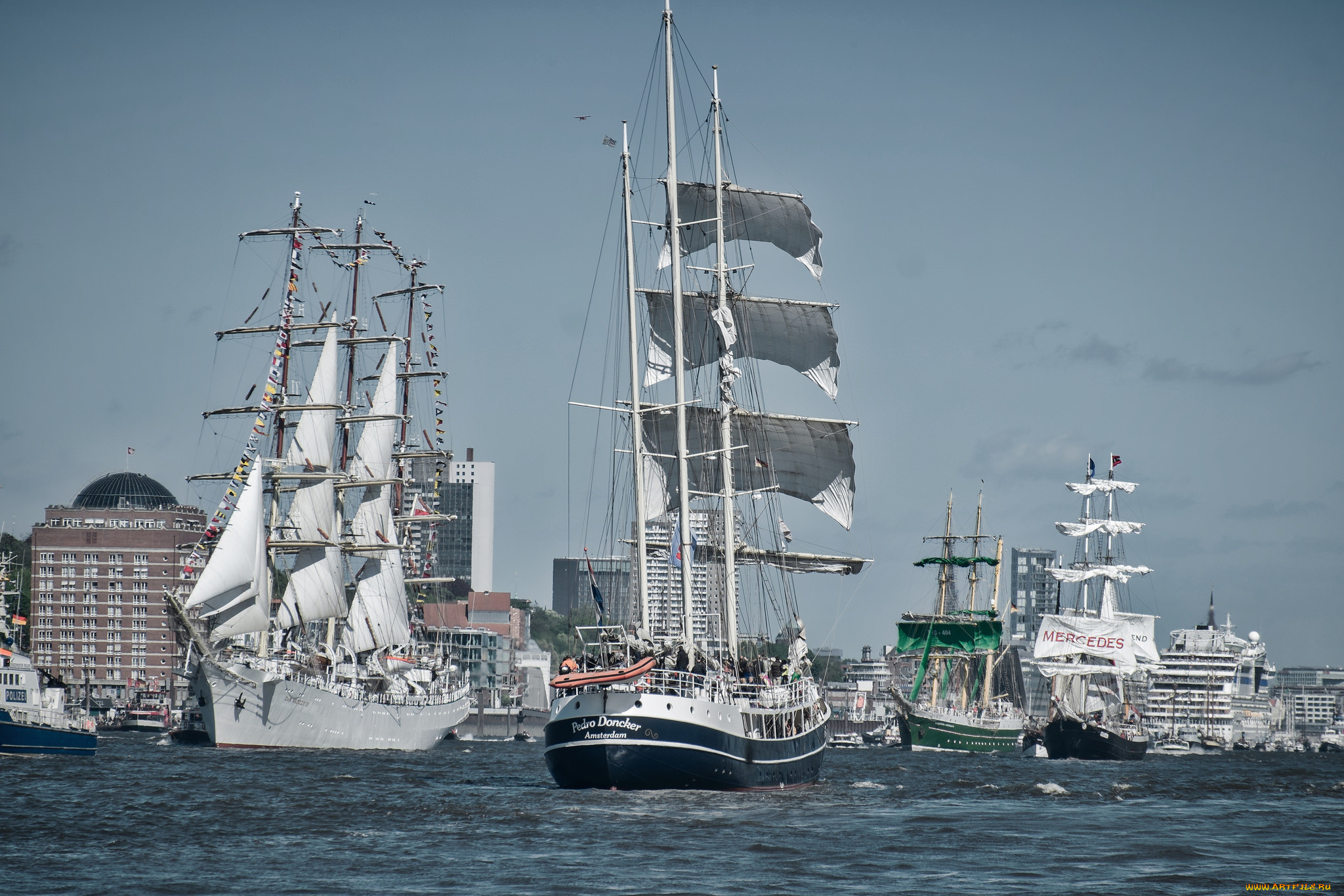 Ships germany. Учебный Барк Гамбург. Парусник в Гамбурге. Парусный корабль в порту. Парусники Германии.